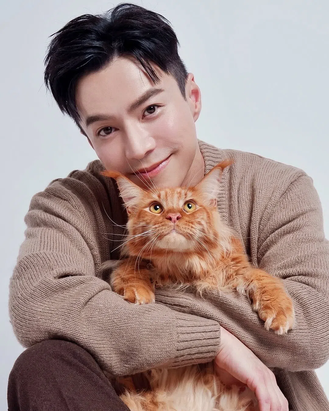 王冠逸与自己帅气的缅因猫Kaoru一起拍广告。（取自王冠逸IG）