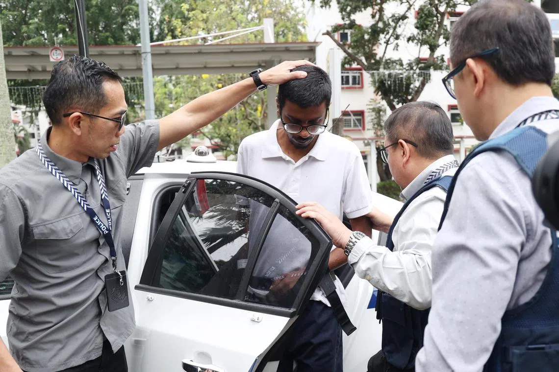 男子（左二）被押回现场时，全程神情严肃。（郑一鸣摄）