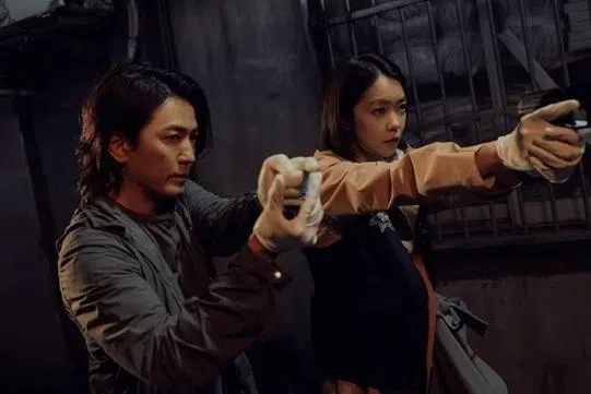 郑伊健（左）在剧中带领菜鸟女警李霈瑜一起查案。（互联网）