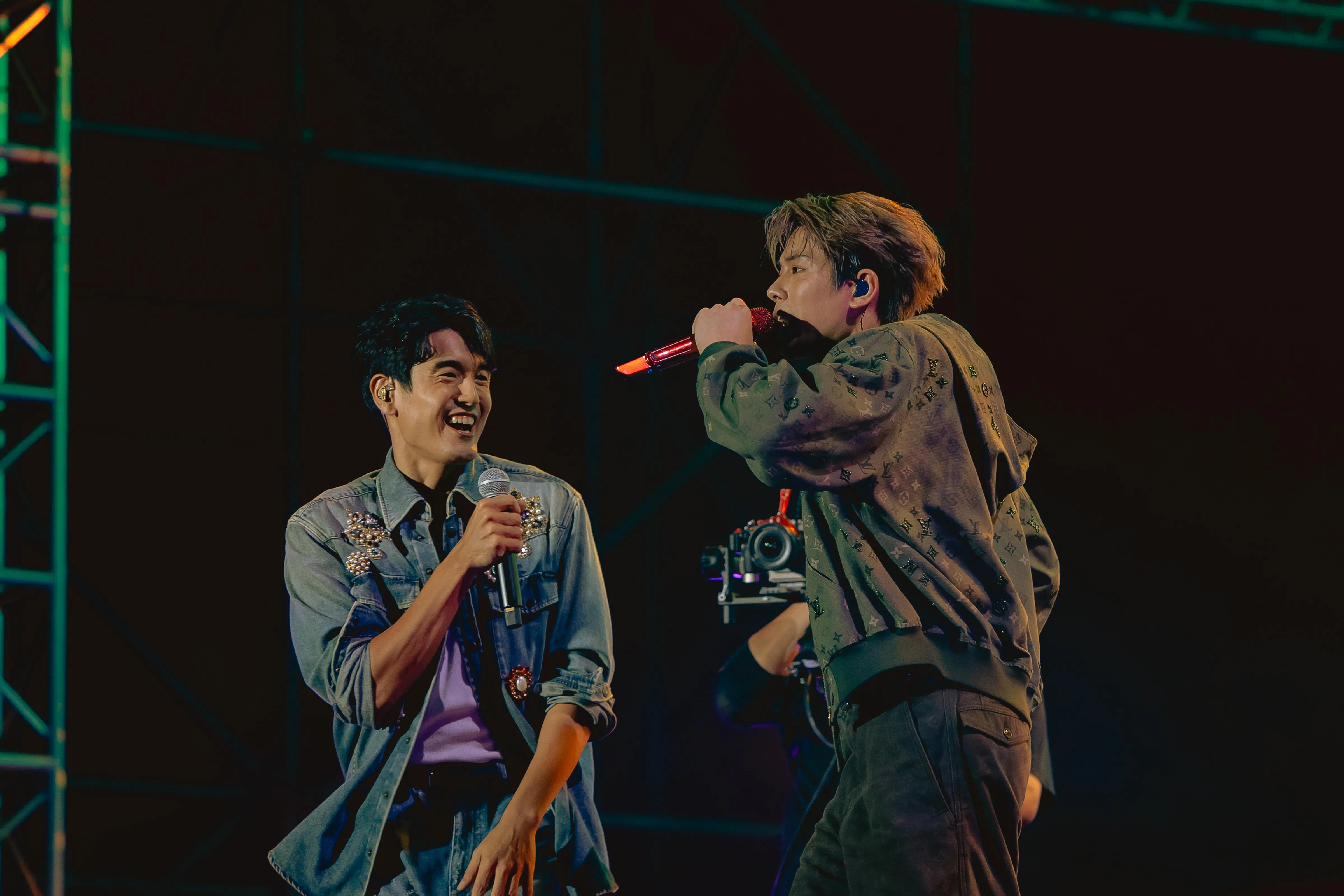 向洋（左）与容启航合唱。（新传媒提供）