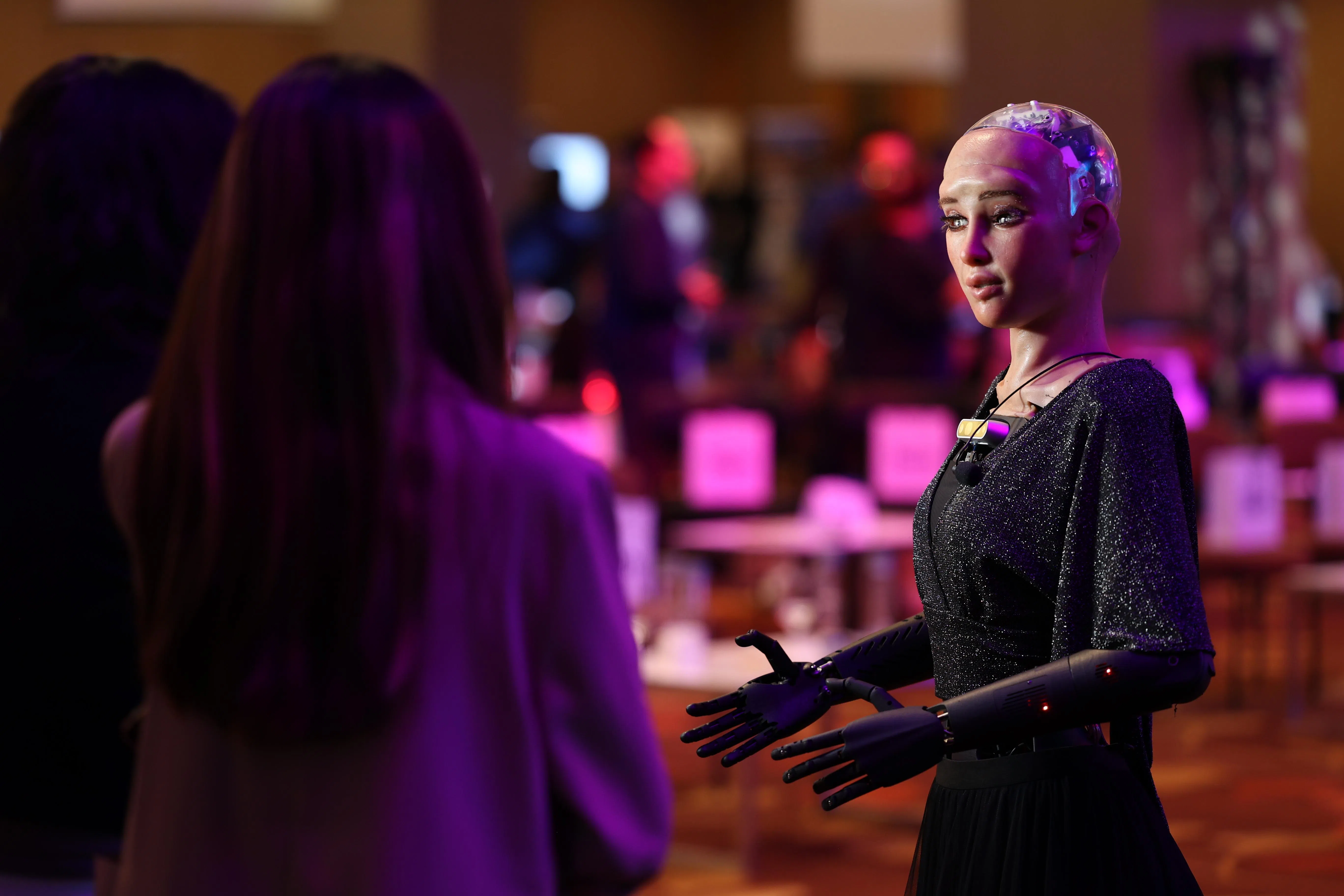 索菲娅会说17种语言，面部表情和肢体动作也会随着对话内容随时转变。（何家俊摄）