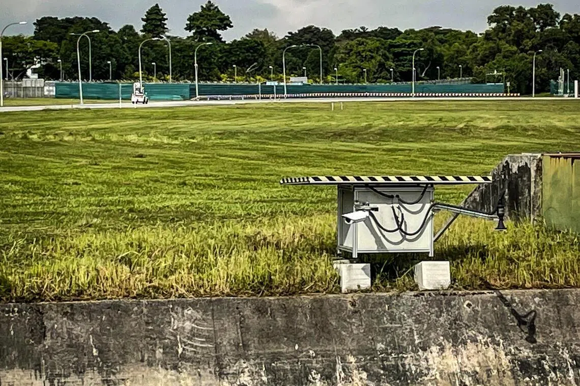 集团也在机场范围内的主要排水口处设置物联网感应器和监控摄像头，可实时观察和记录水位变化，以提前识别须立即处理的异常情况。（樟宜机场集团提供）