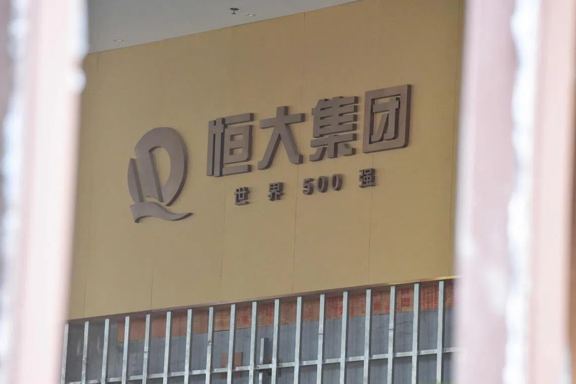 2023年恒大集团资产转移风波后，中国监管层对红筹架构风险的警惕明显升温。图为今年4月，安徽省阜阳市一处废弃建筑工地上的恒大集团标志。（法新社）