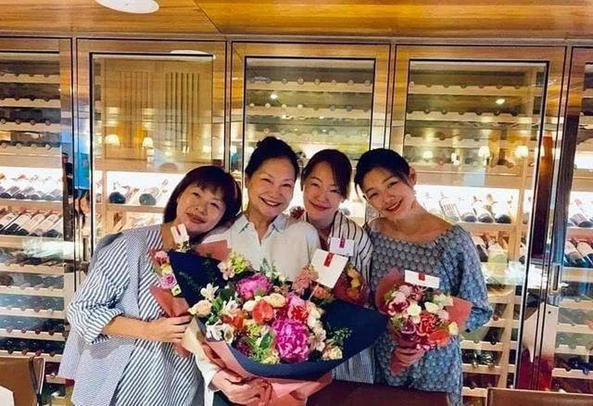 黄春梅（左二）一人带大三女儿。（互联网）