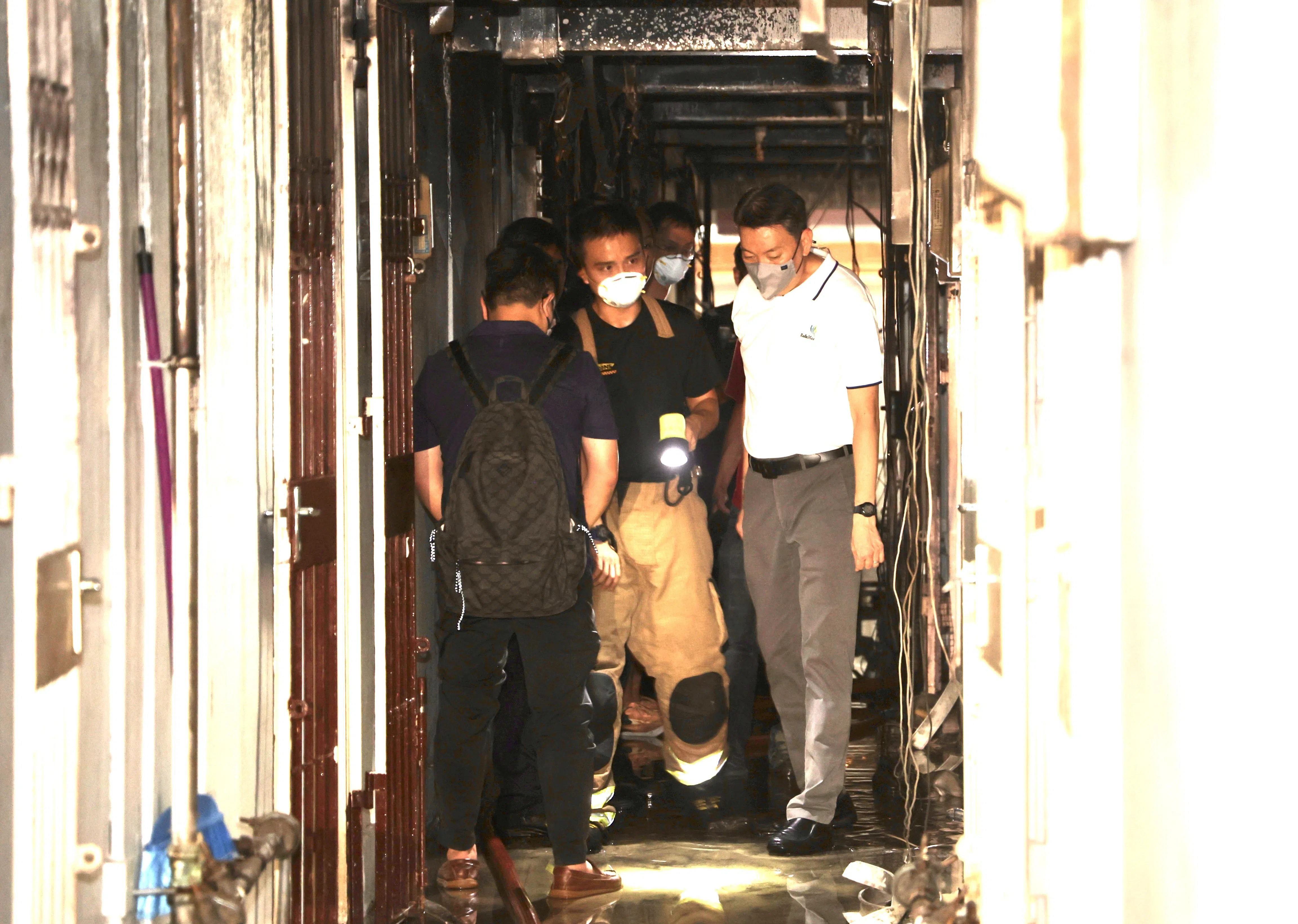 拉丁马士区议员杨益财到场了解情况，并慰问居民。（邬福梁摄）