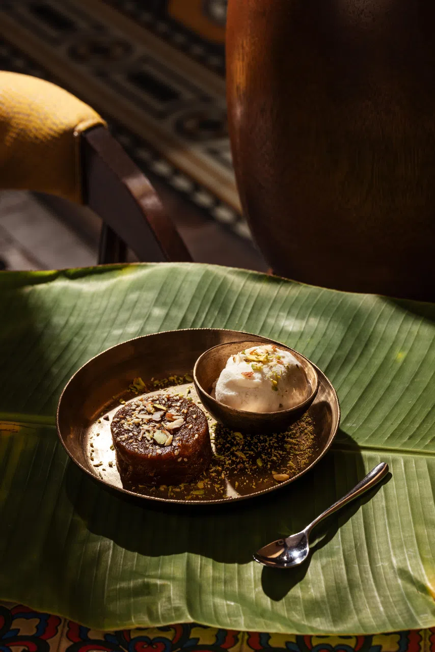 温热的黑芝麻和椰糖甜点配上一大勺香草冰淇淋，不仅能尝到豆蔻和肉豆蔻香，还有浓郁的椰糖香。（餐馆提供）