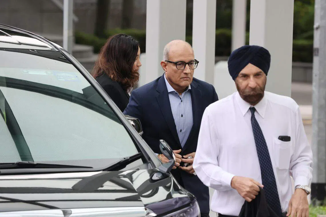 易华仁（中）与代表律师文达星（右）乘车抵达国家法院。（唐家鸿摄）