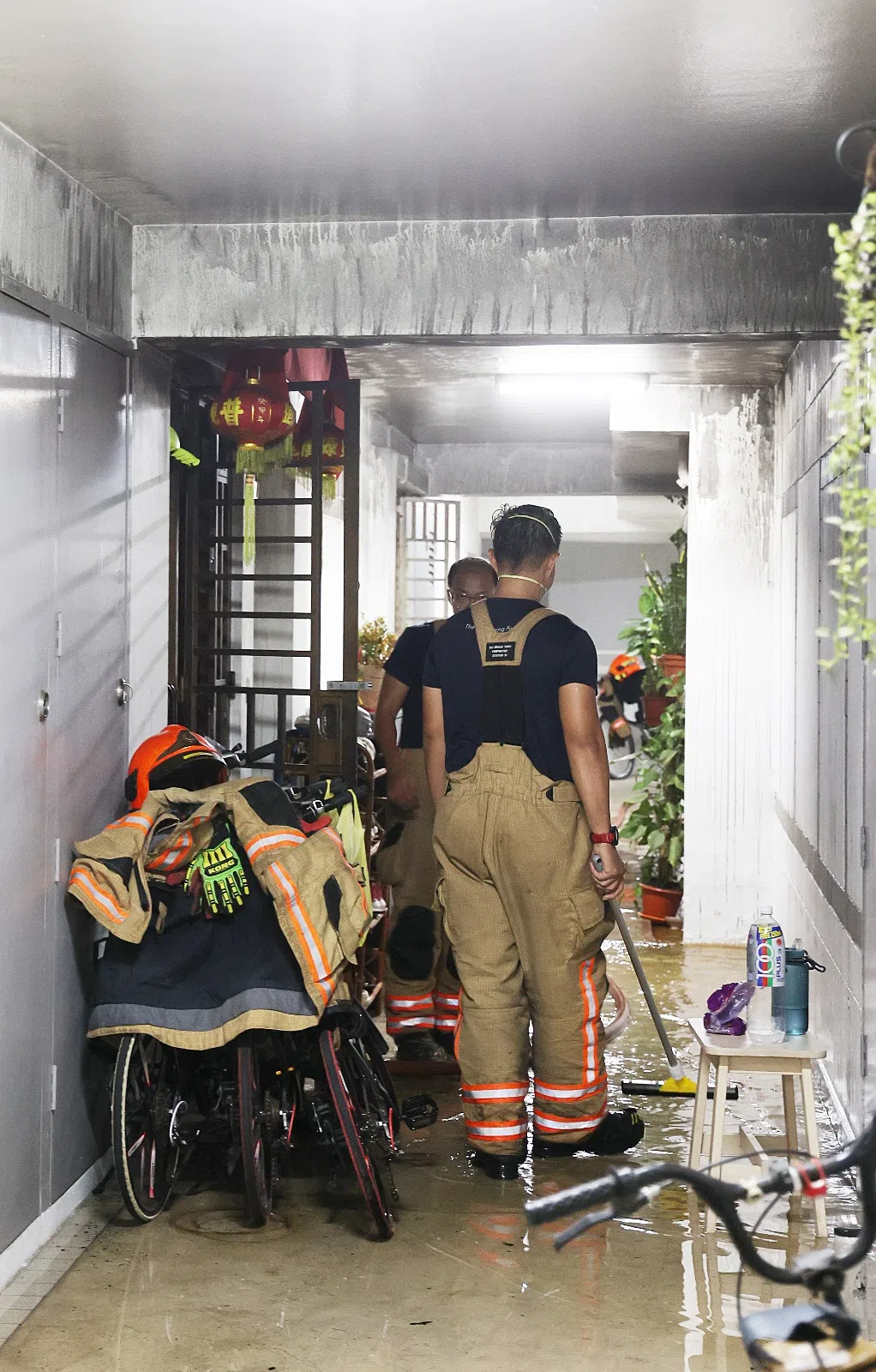 民防部队随后抵达，将大火扑灭。（蔡振鸿摄）