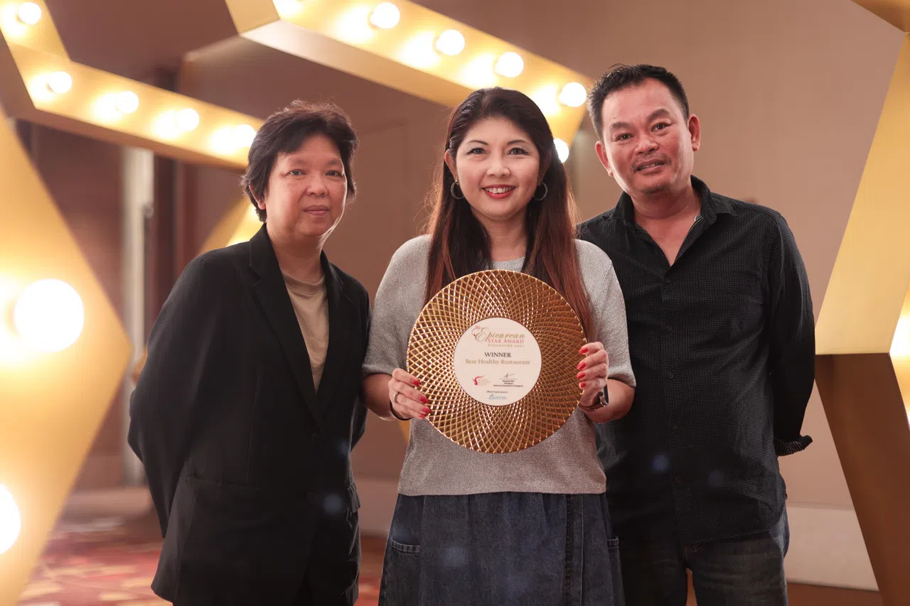 灵芝素食馆副经理罗金满（左起）、同乐集团高级副总裁陈爱明，以及灵芝素食馆厨师长王永德代表灵芝素食馆领取“最佳健康餐厅”奖。（张俊杰摄）