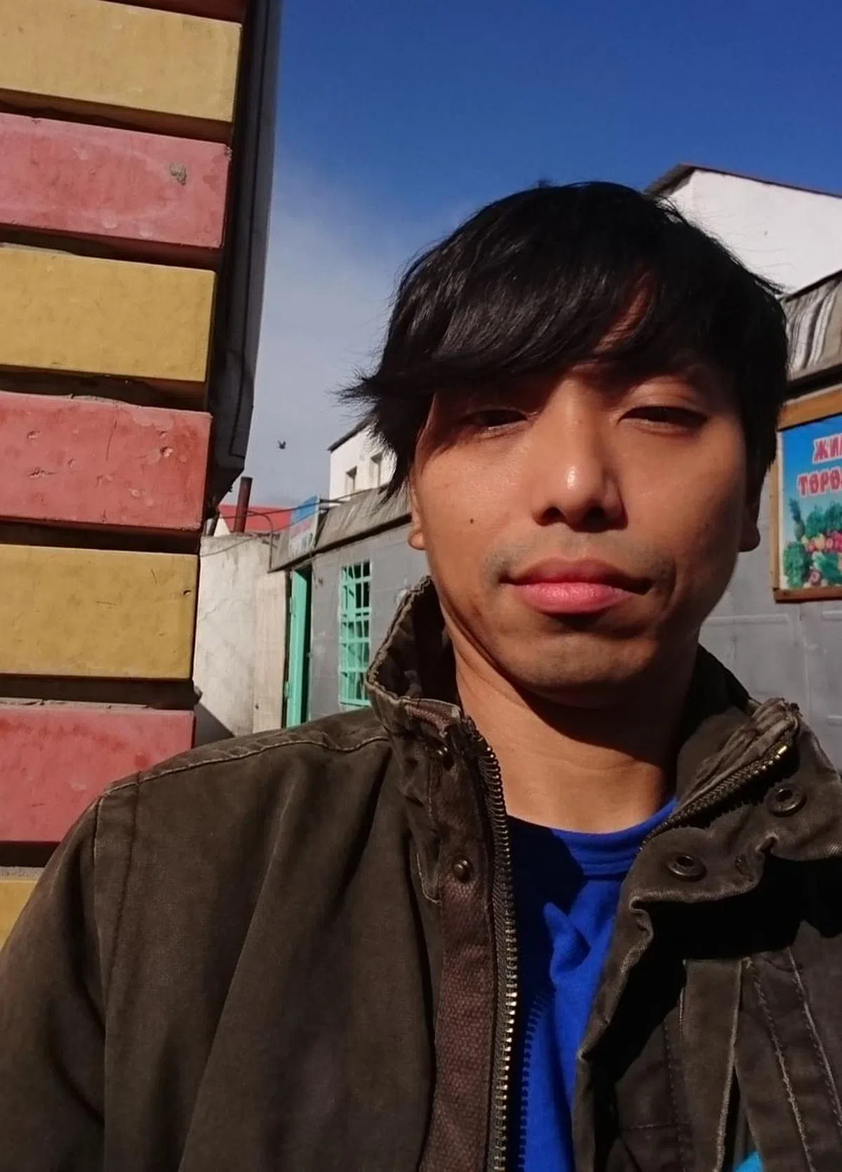 李伟烈让组屋在夜晚出现“彩虹”。（受访者提供）