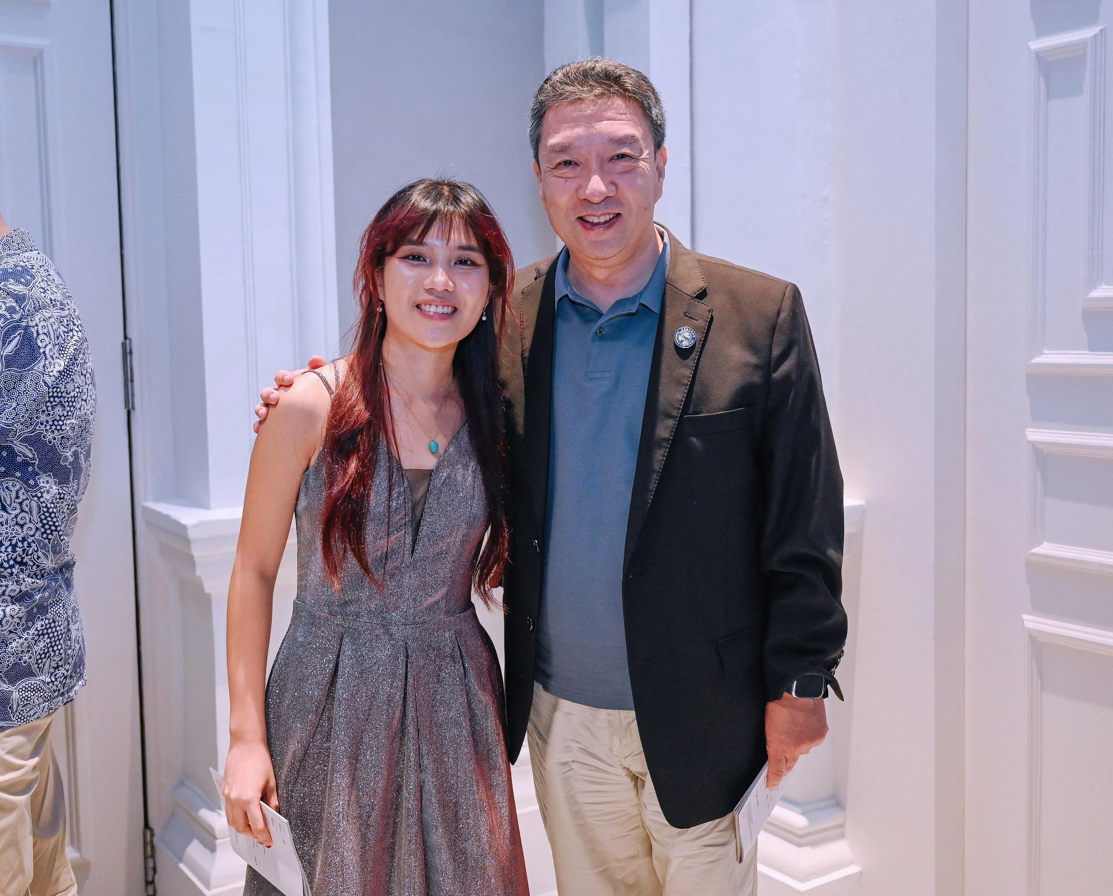 蔡颉仑（左）在音乐学院的导师是新加坡交响乐团单簧管首席马越（右）。她说导师平日里待人极其严苛，但在各大演出后却总能展现出和蔼的一面。即使是不完美的表演，导师也不会多加责备。（受访者提供）