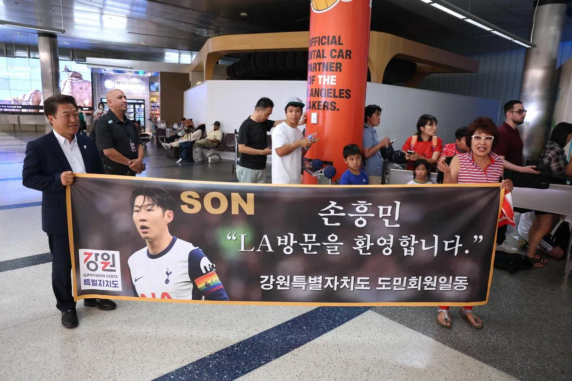 大约有40名球迷在洛杉矶国际机场等待孙兴慜。（法新社）