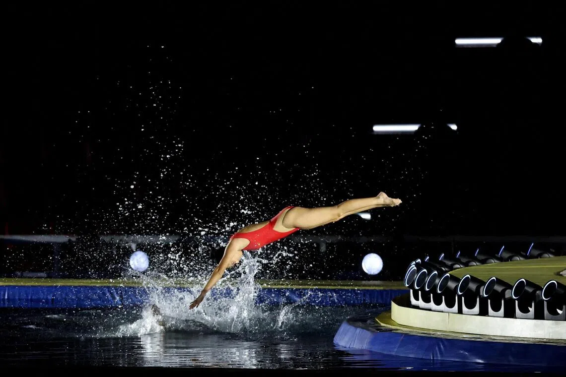 水下芭蕾舞者跳入主舞台的水池中，为第二幕以水为中心的节目打头阵。（路透社）