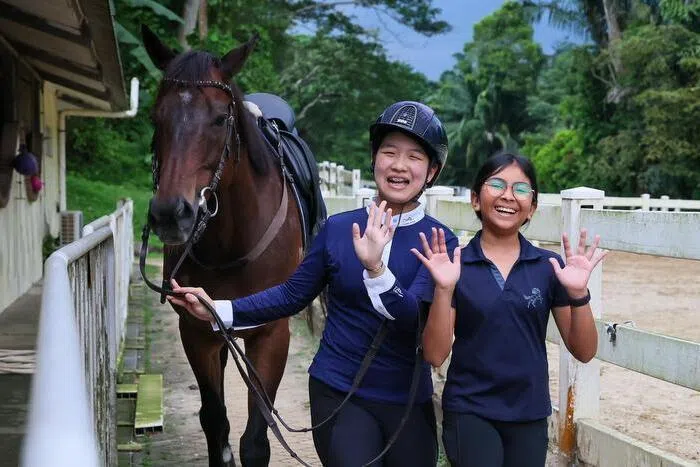 五年前，蒋雨心（左）第一次接触骑马，从此喜欢上这项运动。（Zaobao）