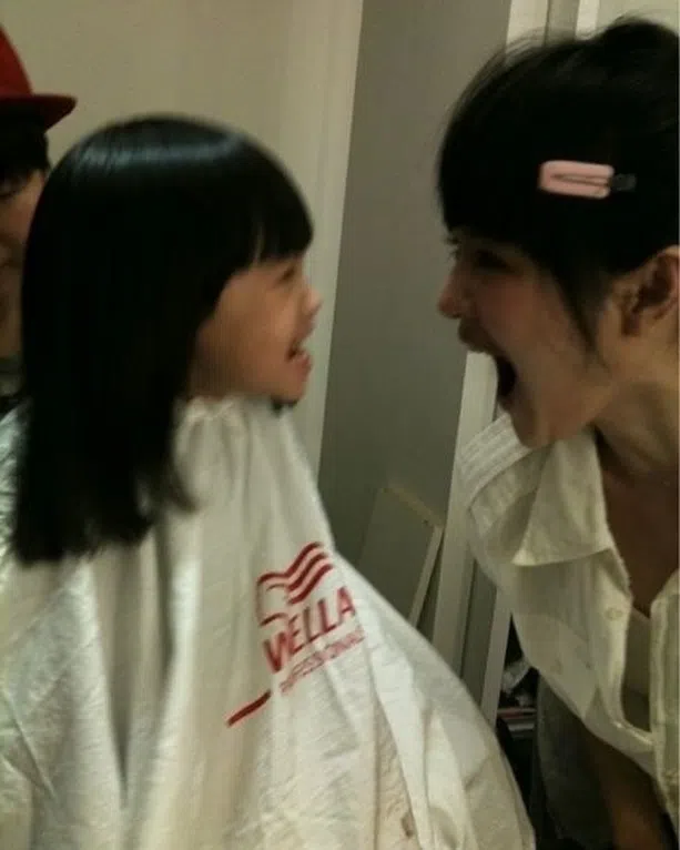 小S二女儿Lily（左）在社媒晒出小时候和大S张嘴对看的淘气照片。（取自Lily IG）