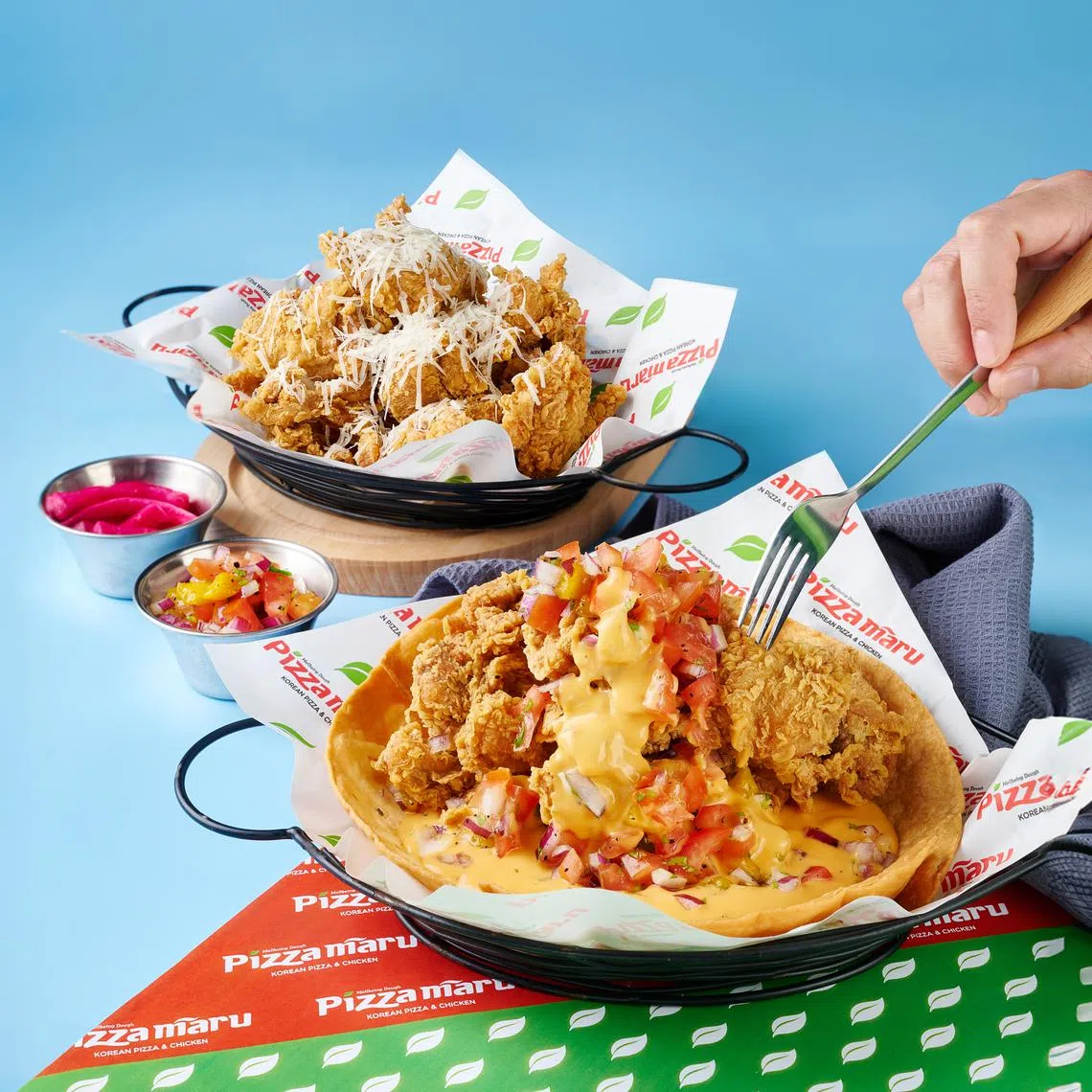 Pizza Maru将墨西哥玉米饼做碗底，再倒入炸鸡块，创意十足。（餐馆提供）