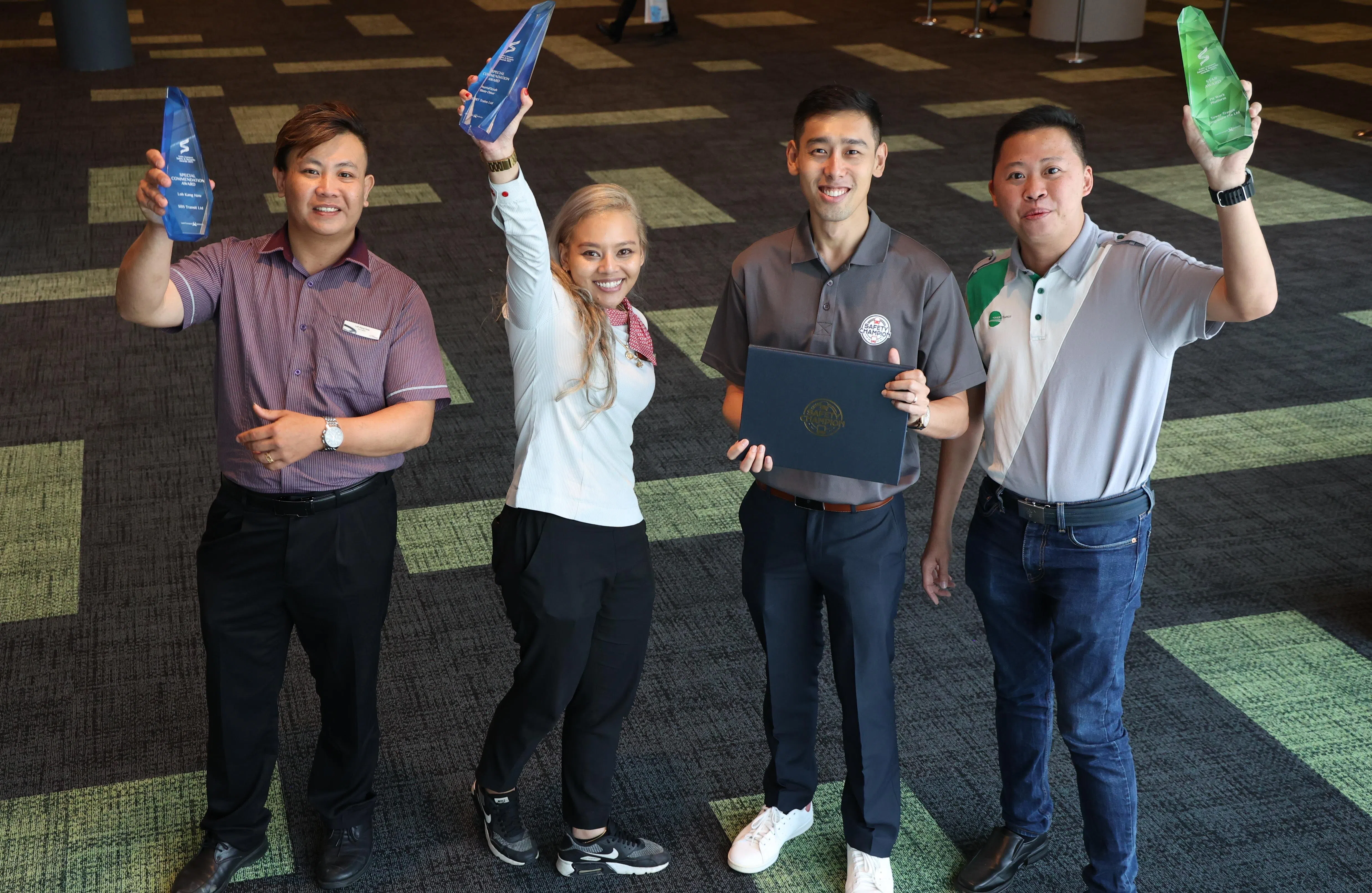 新捷运巴士车长罗康豪（34岁，左起）和SMRT地铁列车服务控制员努鲁·伊扎（Nurul’Izzah，33岁）获颁特别表扬奖。吴喜中（33岁，工程主管）、陈福宝（43岁，工程经理）和蔡汉明（45岁，策划经理，不在图中）是易塔通三人团队的星光奖得主。（梁麒麟摄）