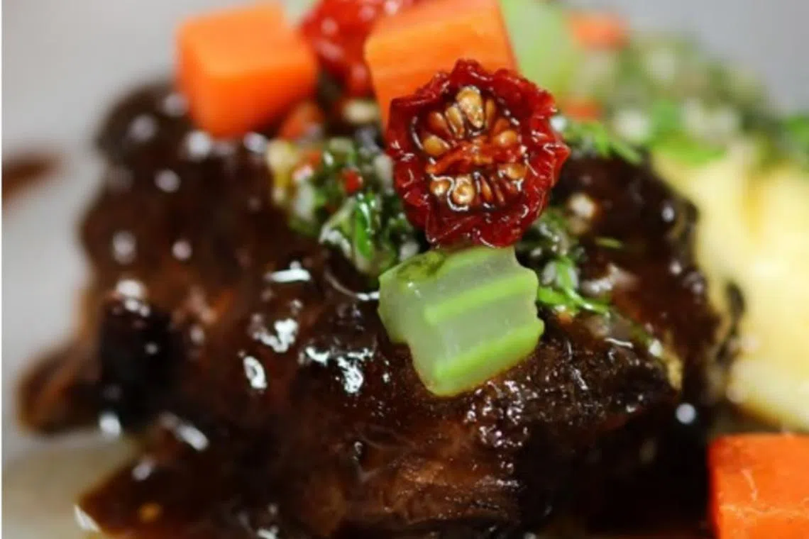 驯鹿肉排以苹果木烧烤，每一口都散发烟熏香。（餐馆提供）