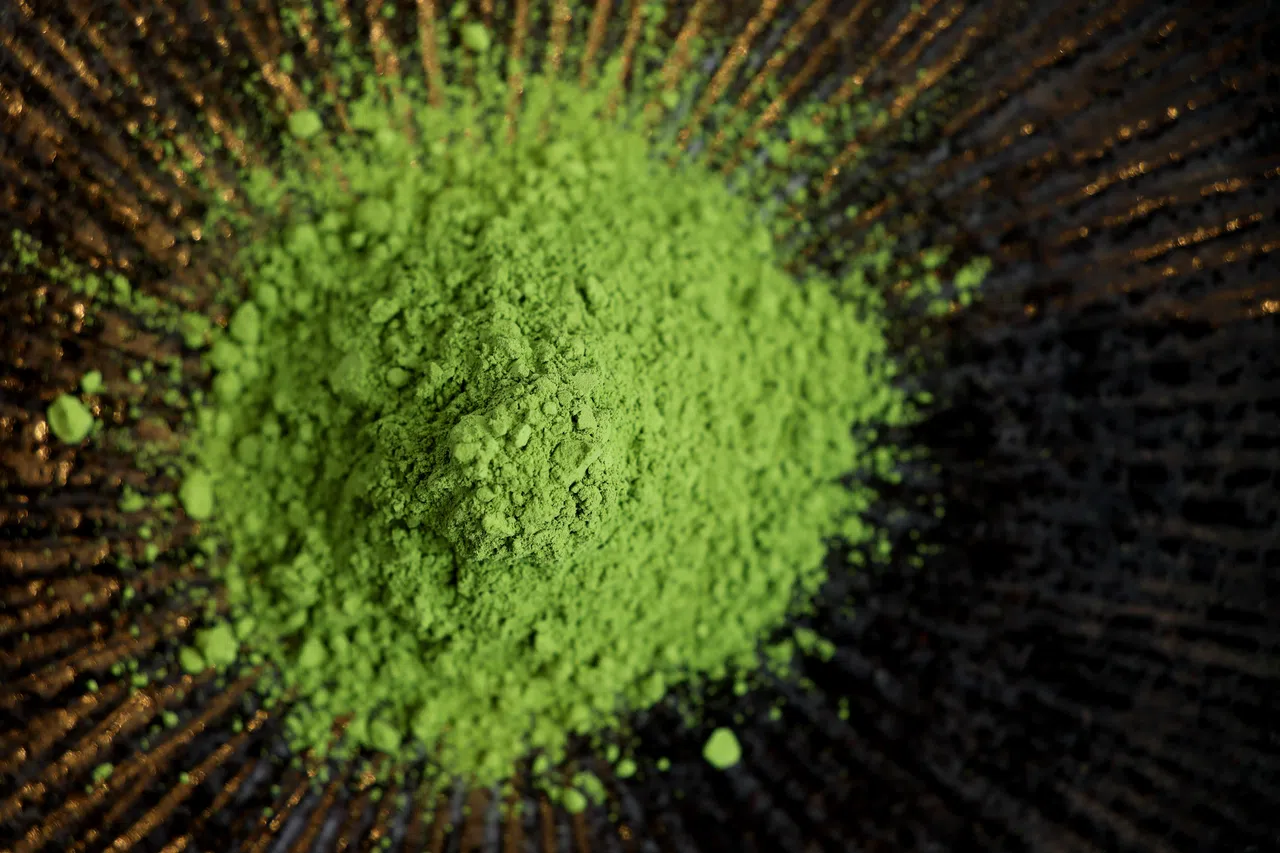 抹茶并非“颜色越绿越好”，要买得安心，一定要选择有信誉的店家，而不是网购来历不明的抹茶粉。（龙国雄摄）