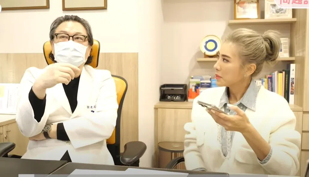 胡盈祯（右）在冻卵前向医生咨询。（截自YouTube）
