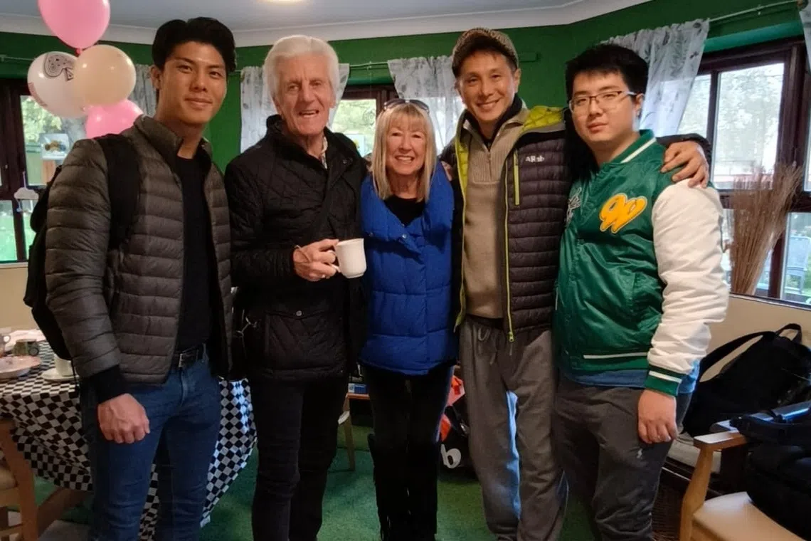 钱翰群（右二）2024年偕长子钱炯旭（左一）和次子次子钱炯年（右一）到利物浦探望好友Barry Whitbread（左二）。（受访者提供）