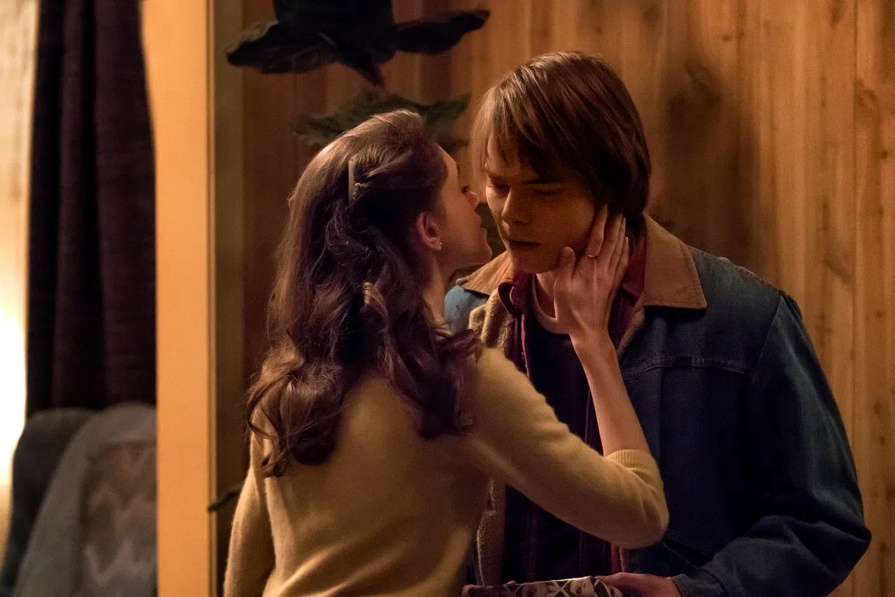 Natalia Dyer（左）和Charlie Heaton在戏里戏外都是情侣。（Nexflix提供）