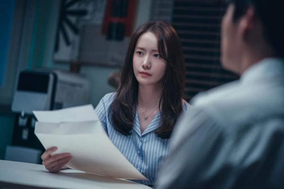 林润娥在戏中饰演李钟硕的太太，为洗脱丈夫的冤情，不惜冒险找证据。（Disney+提供）