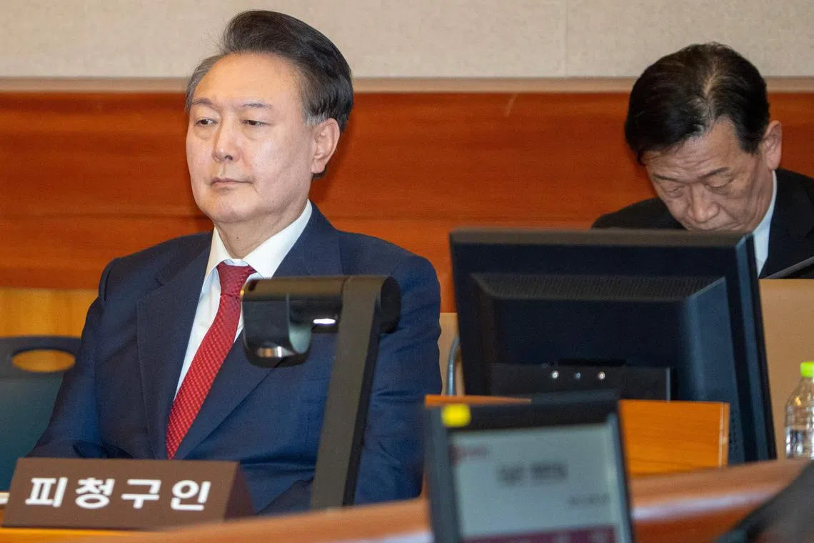 韩国总统尹锡悦（左）星期四下午3时出席宪法法院针对其弹劾案的第10次辩论。（法新社）