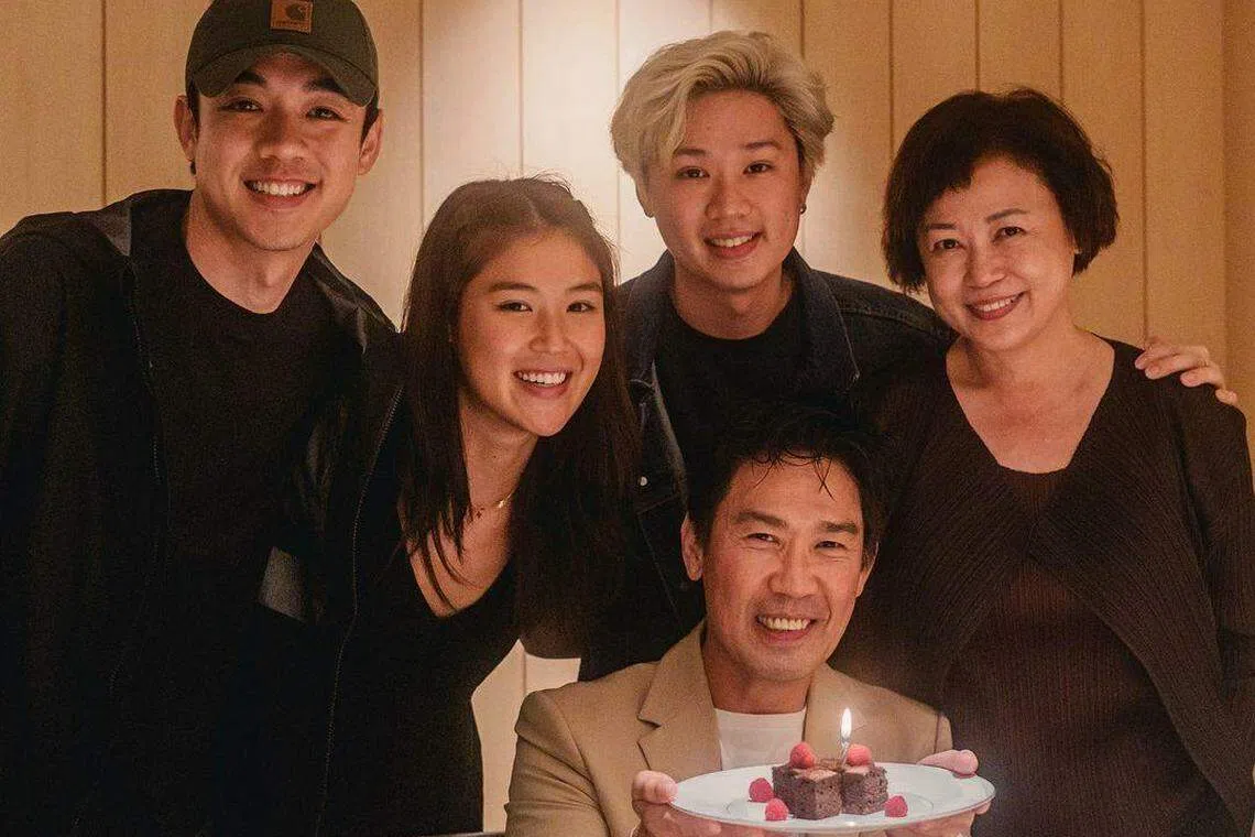 陈熙（后排右二）在社媒晒出2月替爸爸陈之财（前排）庆生的全家福。（互联网）