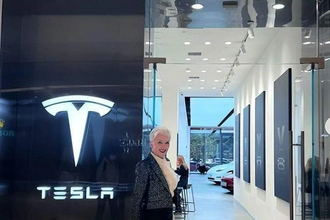 梅耶·马斯克3月25日发布自己与特斯拉成都门店的合照。（梅耶·马斯克Instagram）