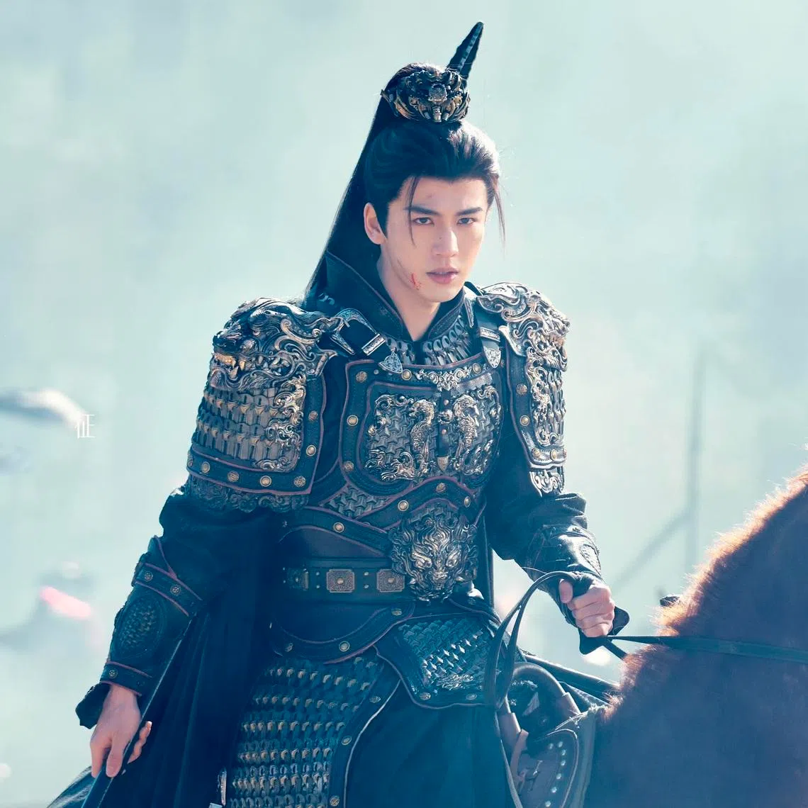 张凌赫饰演的谢征，无论是重伤病娇、背负血仇的破碎感，还是战场上的帅气武打、与女主角的甜蜜撒糖，每一场戏堪称零死角。（取自剧集微博）
