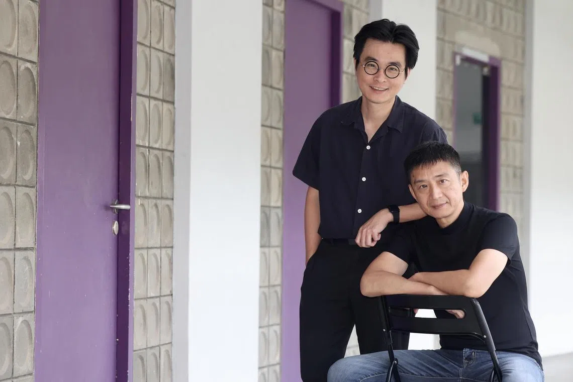 思维抽象、享受创作过程的刘晓义（站者），碰上务实、重视演奏技艺和成果的林绍凌，促成《万物静默》的萌芽。（陈斌勤摄）