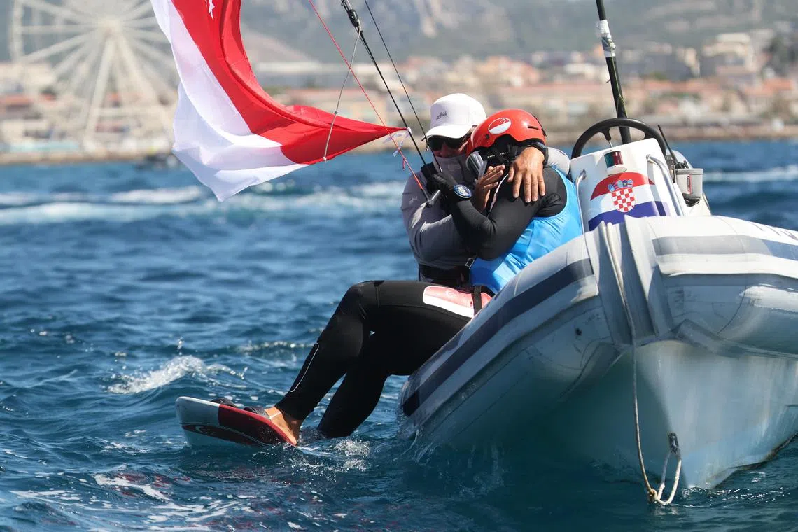 墨士廉只获铜牌后在船上痛哭，教练在安慰他。（谢智扬摄）