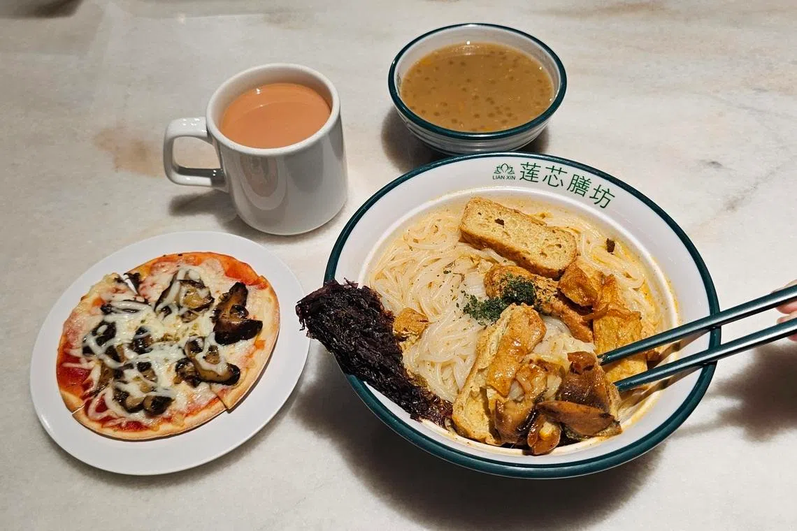 佛牙寺龙华院的莲芯膳坊所售的食物包括叻沙、披萨、甜品糖水等，价格亲民。（黄亿敏摄）