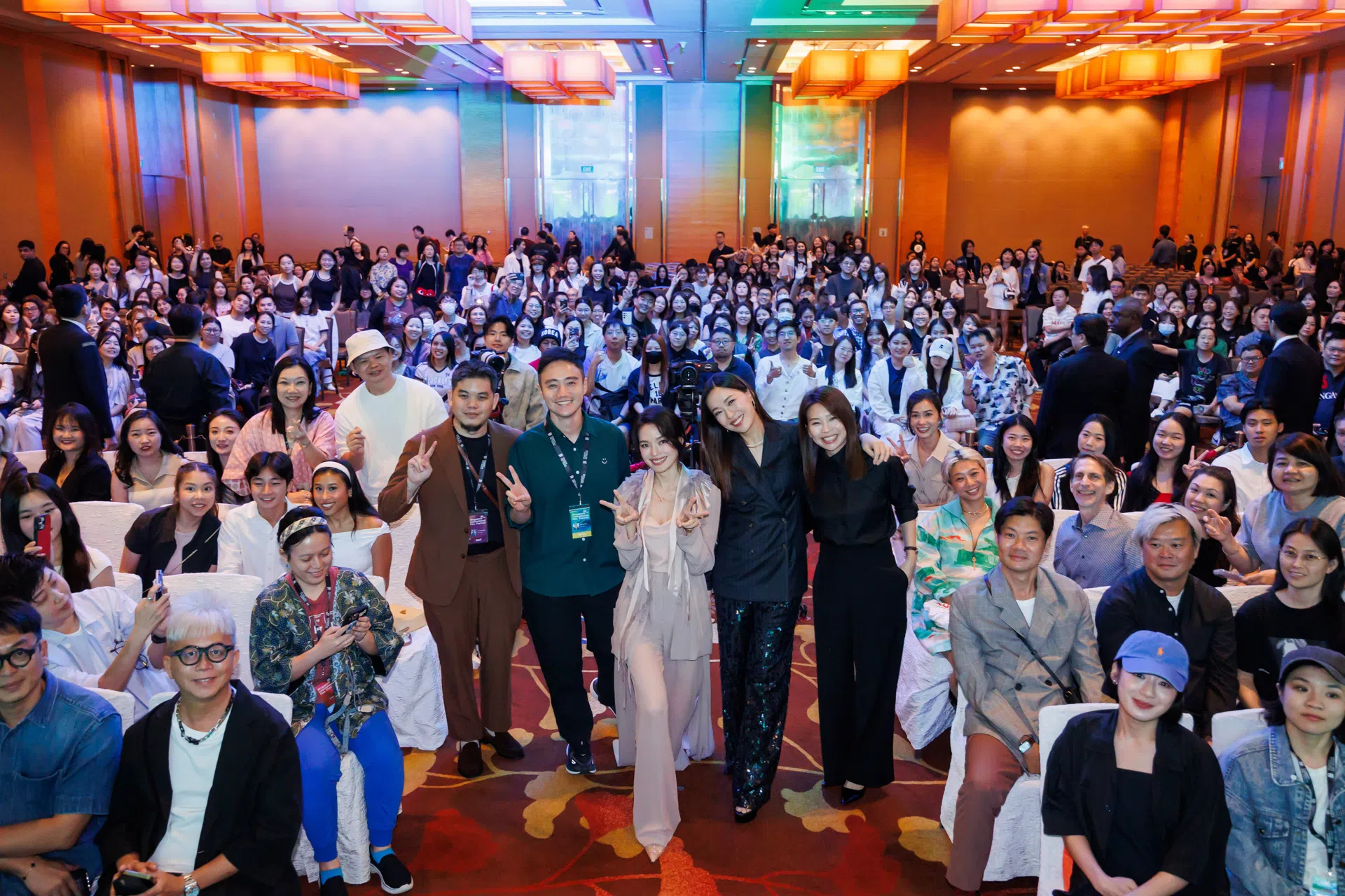 舒淇（中间米色晚装）和SGIFF36幕后团及交流会观众大合照。（新加坡国际电影节提供／Chris P Lim摄）