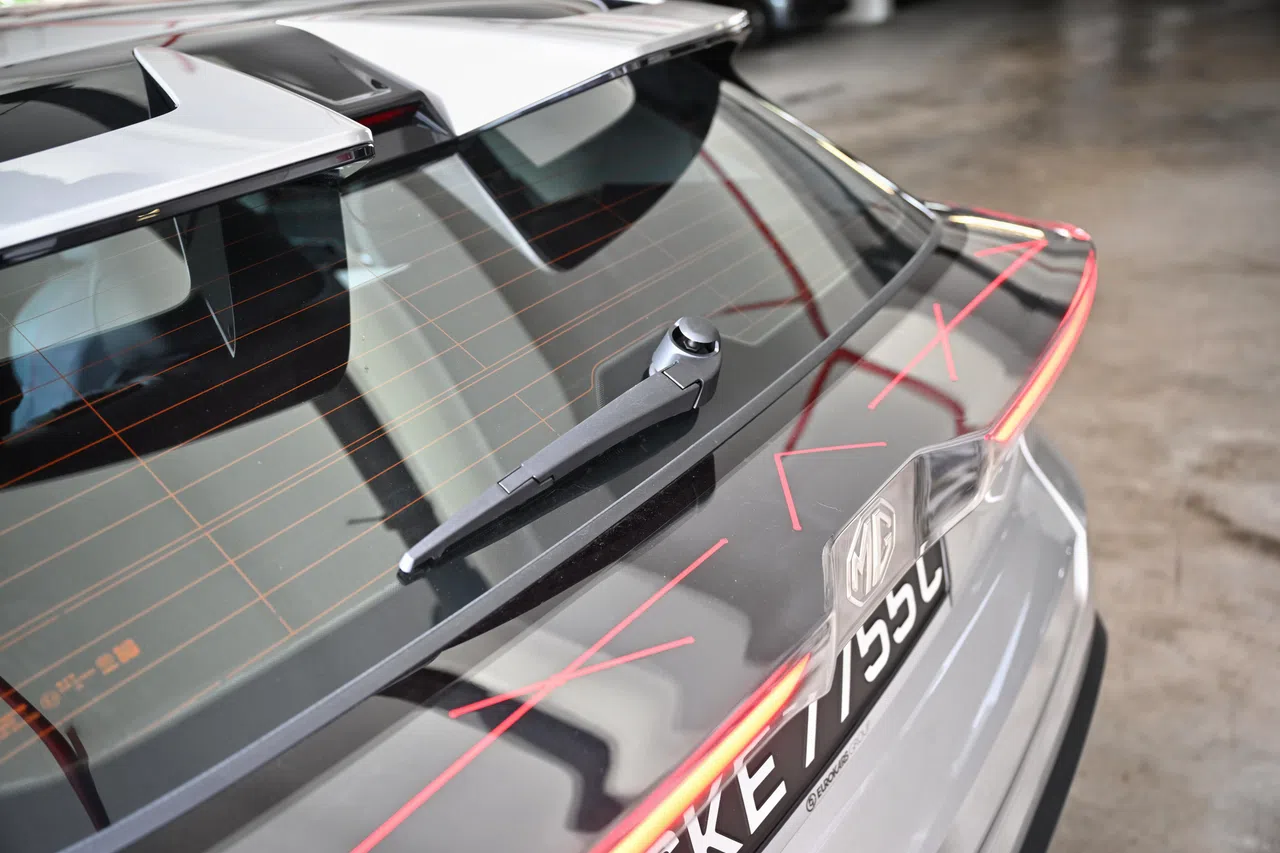 贯穿式尾灯点亮后会呈现立体线条，设计很有辨识度。（档案照）