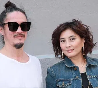 何超仪（右）与陈子聪结婚20年还是一样的恩爱。（互联网）