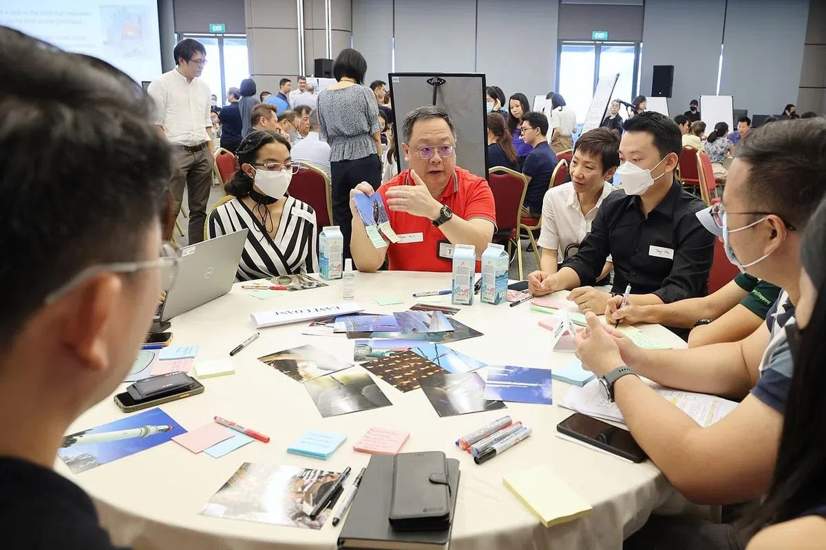永续发展与环境部长傅海燕（白衣者）出席首场“护岸有方对话系列”对话会。（档案照）