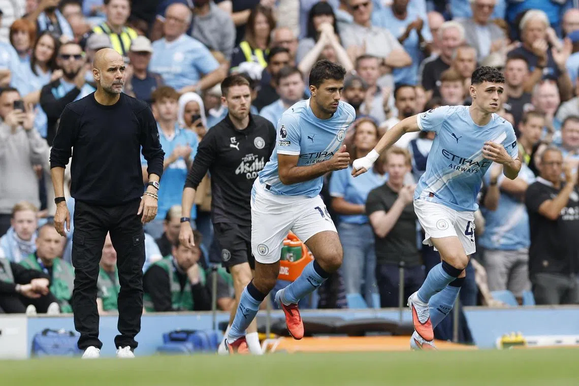 面对逆境，曼市主帅瓜迪奥拉（左一）换上伤愈归来的中场大将福登（右一）和罗德里（右二）等人，但最终还是没能取得进球。福登刚从脚踝伤势恢复过来，此役上场不久后，出现了一瘸一拐的情况。（路透社）