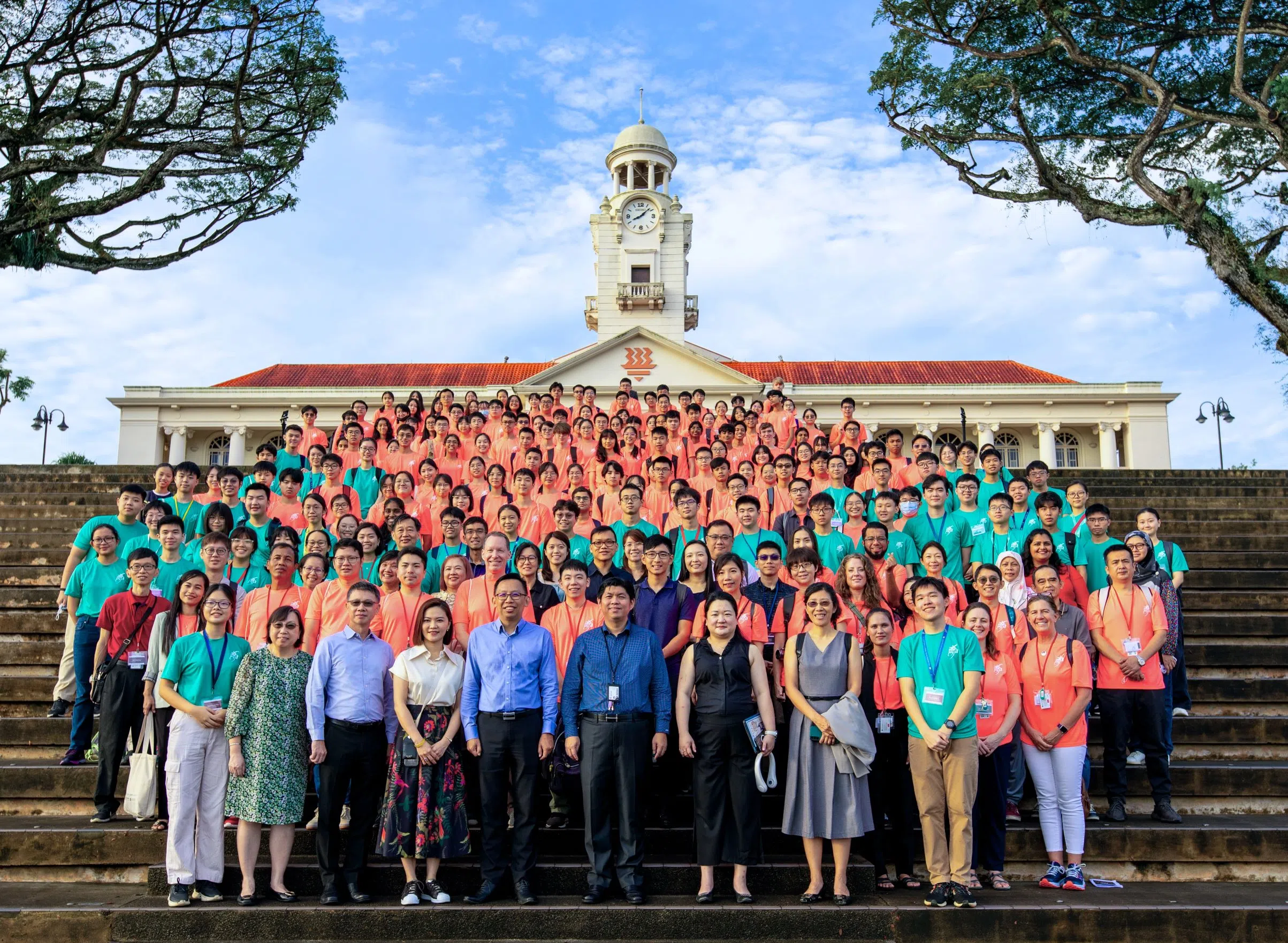 华侨中学校长李白彬（前排左六）以东道主的身份在开幕式上，热烈欢迎各国师生代表。（华侨中学提供）