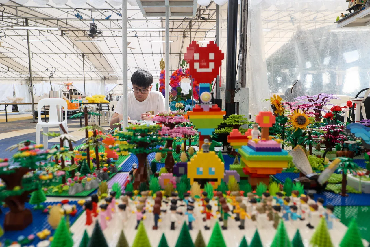 碧山—大巴窑集选区和玛丽蒙区的社区花车名为“像素花瓣”（Petals and Pixels），这是妆艺首部以积木为主要材料组装而成的花车。（卓祾祎摄）