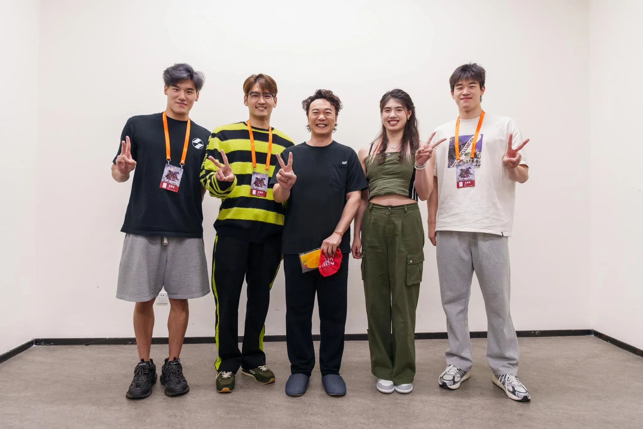 中国游泳队成员（左起）王长浩、徐嘉余、张雨霏及潘展乐现身陈奕迅（中）杭州演唱会。（取自陈奕迅脸书）