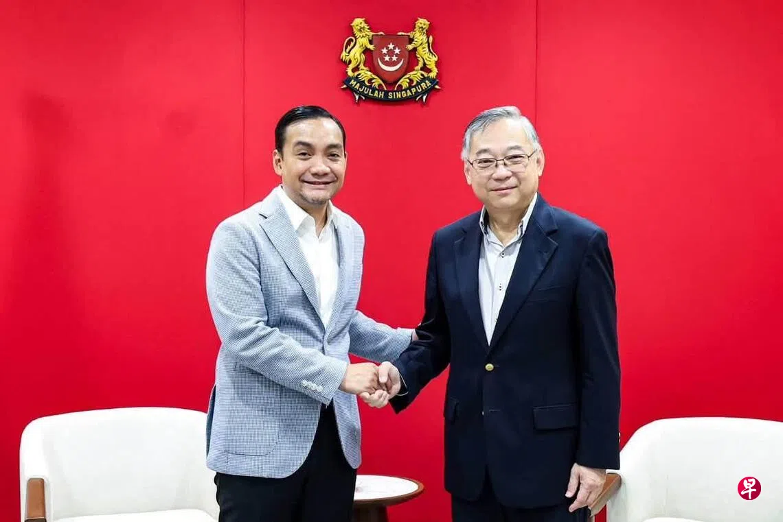 马来西亚柔佛州务大臣翁哈菲兹（左）日前率团访问新加坡，与新加坡副总理兼贸工部长颜金勇（右）会面，探讨如何加强柔新之间的经济合作。 （取自翁哈菲兹脸书）