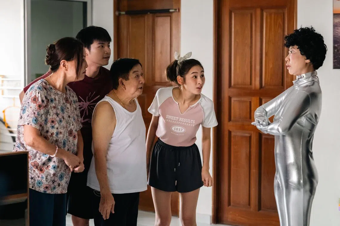 陈丽贞（左起）、程家颉、程旭辉和阳光可乐在《AI拼才会赢》是一家人，他们把莫小玲饰演的机器人买回家。（嘉华院线提供）