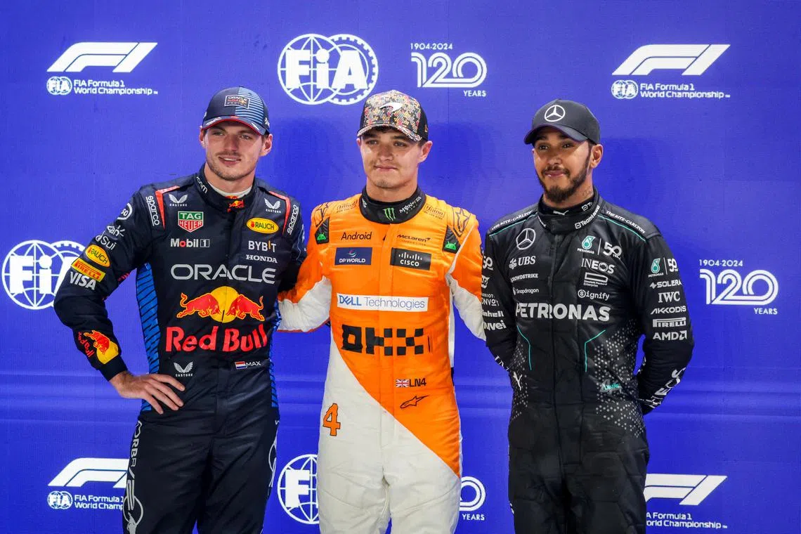 费斯塔彭（左起）、诺里斯和哈密尔顿在拿下排位赛前三后，一同来到赛后发布会接受采访。（叶振忠摄）