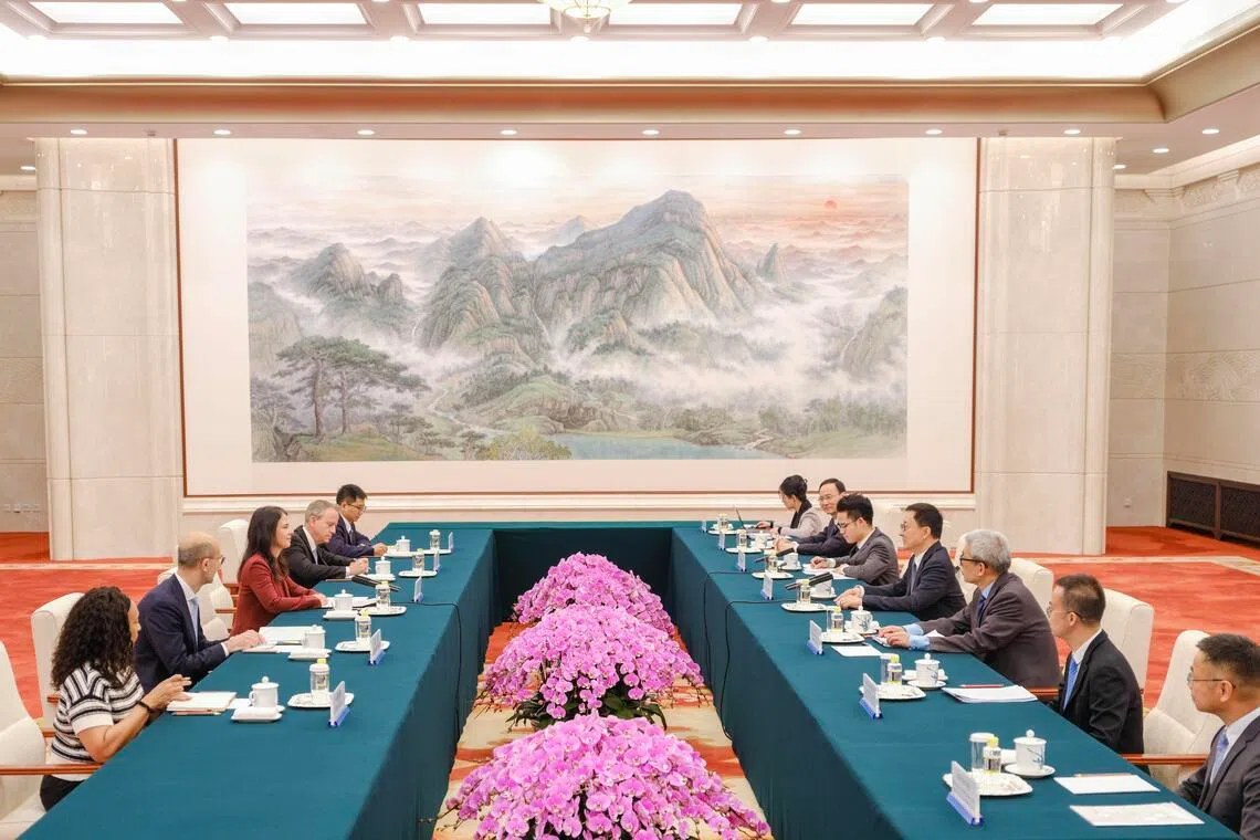 中国国家副主席韩正（右四）星期三（4月29日）在北京会见第80届联合国大会主席贝尔伯克（左三）。（新华社）