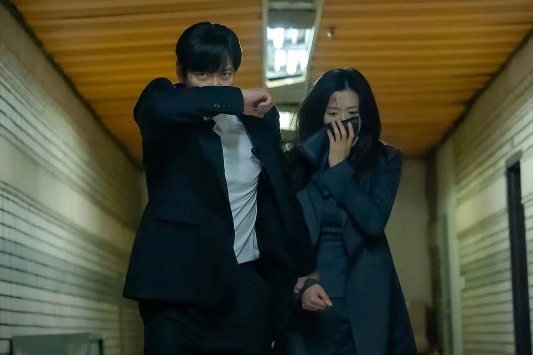 姜栋元（左）在剧中饰演全智贤的贴身保镖。（取自Disneypluskr IG）