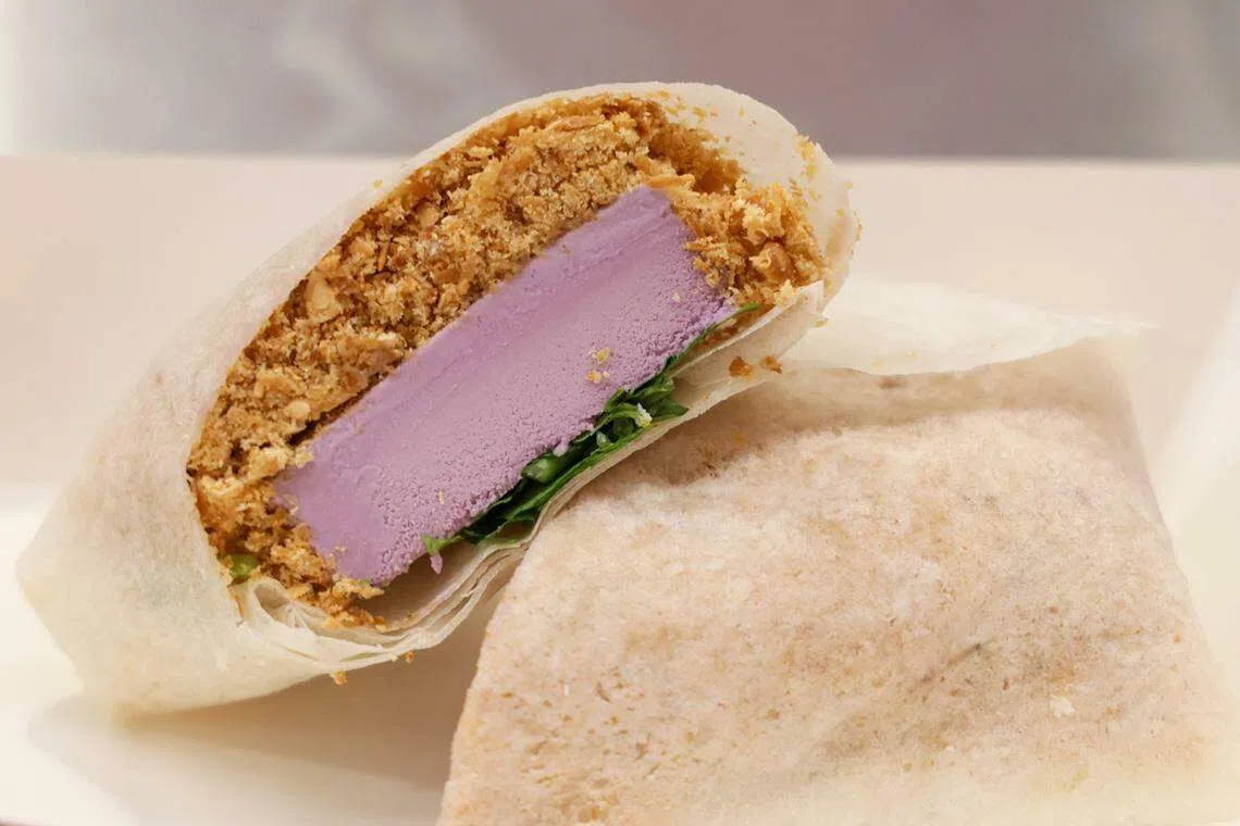 花生捲冰淇淋成功做到只溶在口，不溶在手。（卓祾祎摄）