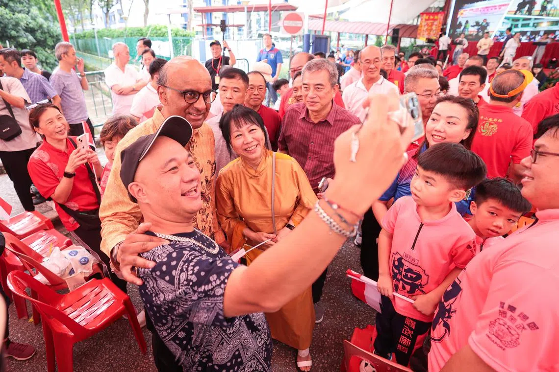 尚达曼（左二）获得在场信众的热烈欢迎，他也亲切地与多个信众拍照握手。（李冠卫摄）