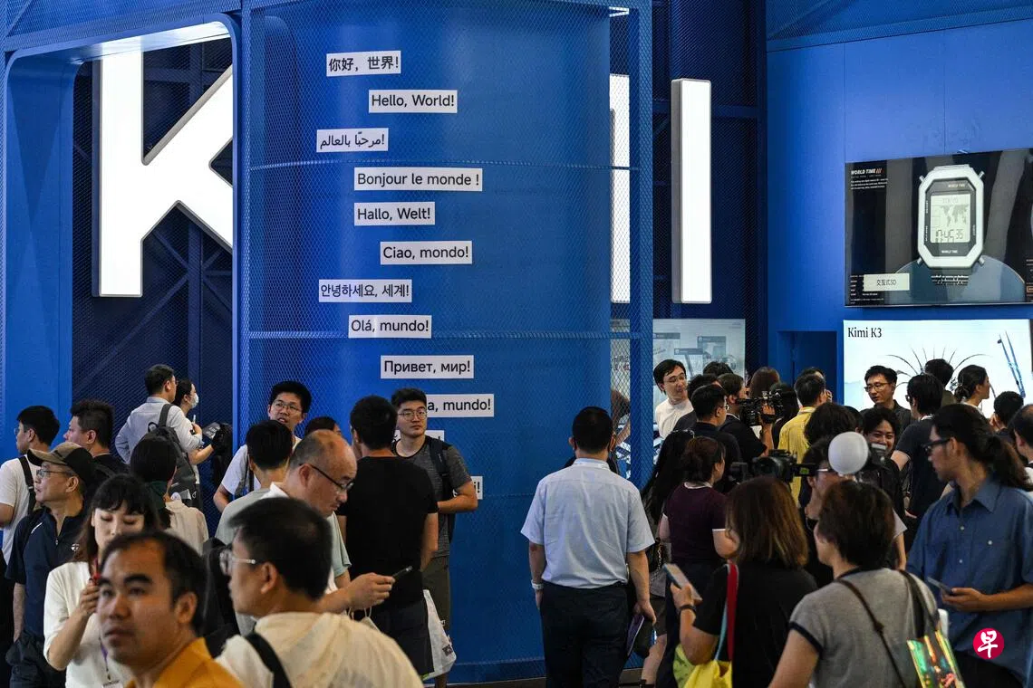 今年7月18日，中国上海举行世界人工智能大会（WAIC）期间，人们纷纷参观月之暗面展台，了解其最新的Kimi K3模型。 （法新社）
